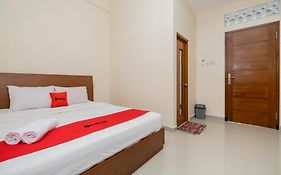 Reddoorz Syariah Near Batu Night Spectacular
